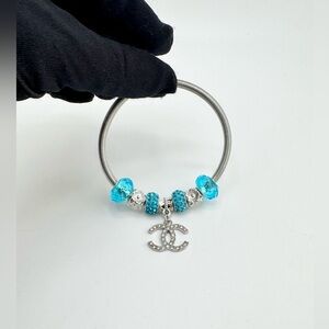 Stretchable Fashion Charm Bracelet Silver Tone with Blue